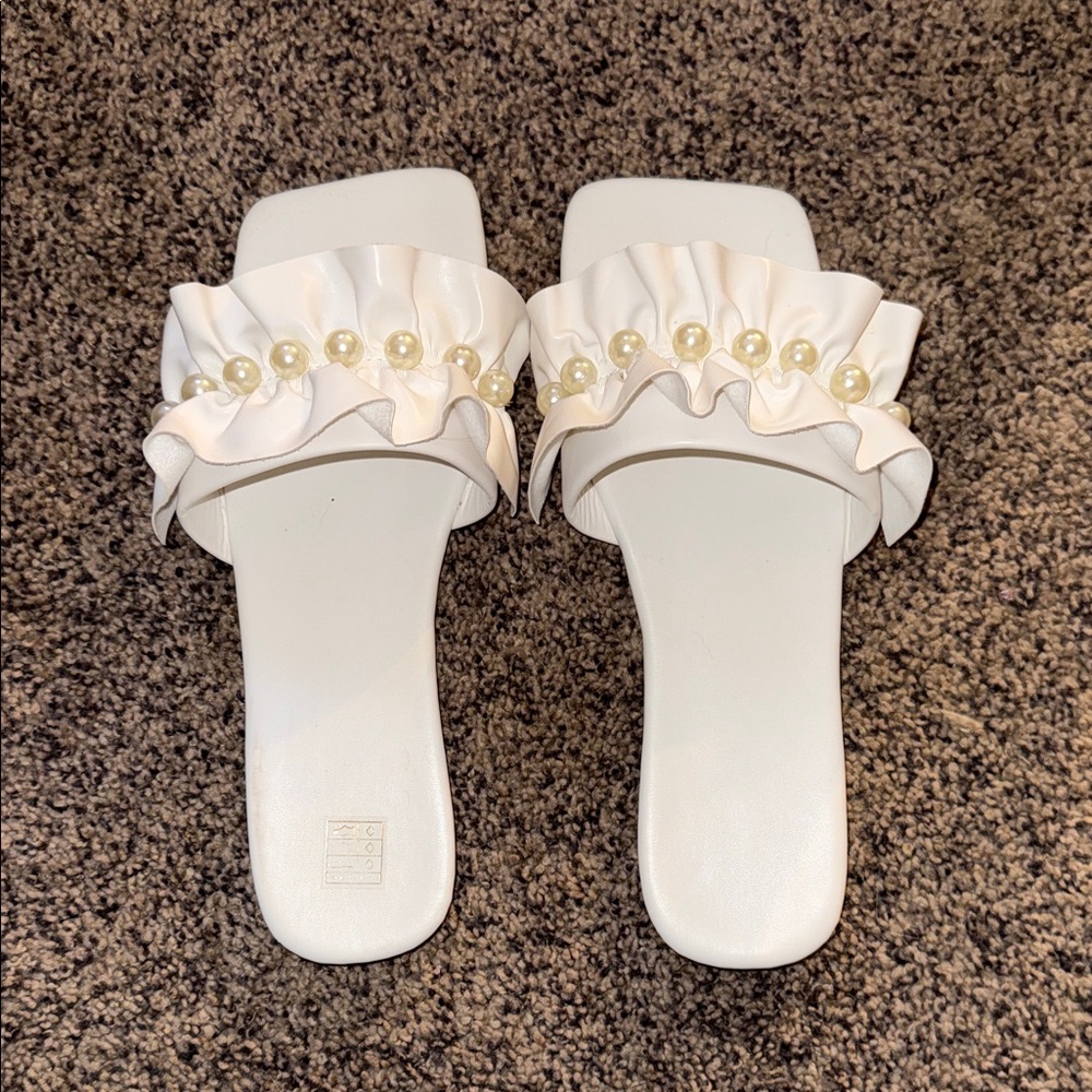 Chic White Pearl-Embellished Women's Sandals